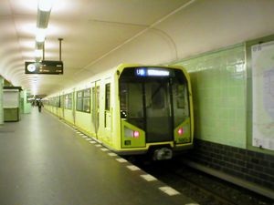 H-Zug am U-Bahnhof Leinestraße