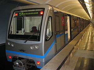 Ein Zug der Baureihe 81-740/741 in der Station Meschdunarodnaja
