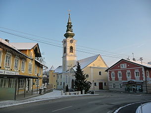 Ortszentrum von Sigharting  mit Pfarrkirche und Schloss im Hintergrund