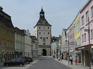 Unterer Stadtturm in Vöcklabruck, von der Vorstadt aus gesehen