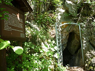 Der Eingang des Langen Loches, daneben eine Tafel