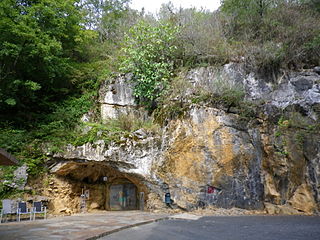 Der Eingang der Höhlen von Isturitz und Oxocelhaya