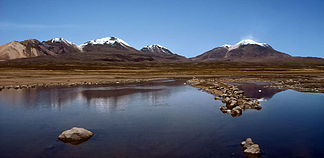 Lago Chungará, dahinter die Quimsachata-Vulkangruppe: Humarata, Acotango, Capurata (Mitte). Ganz rechts der Guallatiri.