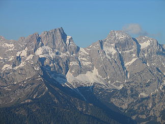 Östliche Karwendelspitze (links) und Vogelkarspitze (rechts) von der Tölzer Hütte