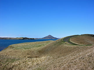 Vindbelgjarfjall hinter den Kratern von Skútustaðir