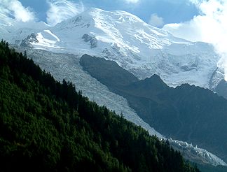 Der Dôme du Goûter von Chamonix aus gesehen, davor der Glacier des Bossons