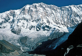 Annapurna I (Südwand). Der scheinbar höchste Punkt ist der Nordostgipfel, links daneben Annapurna I Mitte und der Hauptgipfel[1]