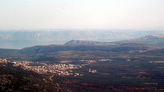 Berg Arbel (Mitte) mit See Genezareth im Hintergrund