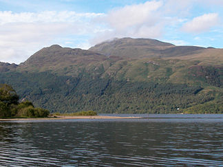 Blick auf den Ben Lomond vom Westufer des Loch Lomond; links der Seitengipfel Ptarmigan