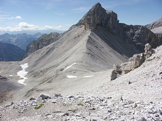 Gesamtansicht, links vom Sattel das Breitgrieskar, rechts der oberste Teil des Neunerkars (die Biwakschachtel befindet sich auf dem Sattel zwischen den Schneefeldern)