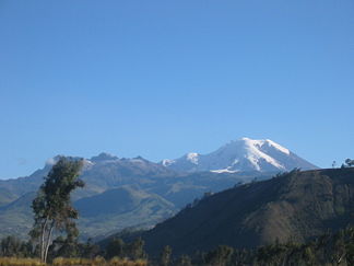 Der Carihuairazo links vom größeren Chimborazo von Norden gesehen