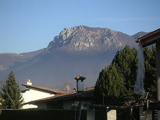 Blick auf die Denti della Vecchia aus dem Dorf Comano (Blickrichtung ONO)