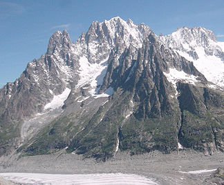 Die Aiguille Verte (Mitte) mit der doppelgipfligen Aiguille du Dru (links) und Les Droites (rechts)