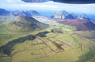 Helgafell (links) und Eldfell (rechts) heute. Die Vulkanspalte des Ausbruches ist südlich des Eldfell deutlich zu sehen.