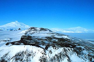 Mount Terror, links im Hintergrund Mount Erebus