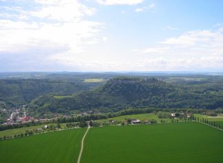 Königstein vom gegenüberliegenden Lilienstein aus gesehen