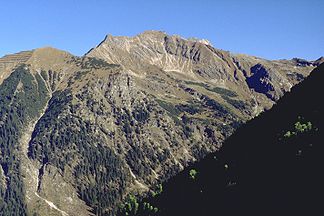 Gundkopf (der Berg zwischen dem Nebelhorn in Bildmitte und dem grasigen Geißfuß im linken Bereich des Bildes) vom Schattenberg-Gipfel.