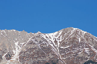 Nordkette von Innsbruck aus,in Bildmitte die Bergstation Hafelekar (2.269 m ü. A.),rechts (östlich) die Hafelekarspitze
