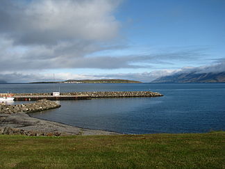 Am Eyjafjörður, Insel Hrísey im Mittelgrund, Látraströnd mit dem Fuß des Kaldbakur re. im Hintergrund