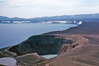 Caldera des Vulkans Askja mit Víti-Krater im Vordergrund und Öskjuvatn im Hintergrund