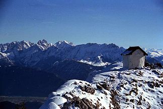 Blick vom Gipfel des Brünnstein auf das Kaisergebirge im Winter