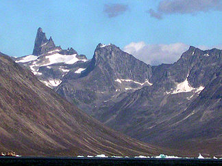 Napasorsuaq von Westen, im Vordergrund das Kirkespirdalen