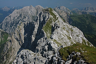 Scharte P. 2223 m und Grashang zum Gipfel (Westseite)