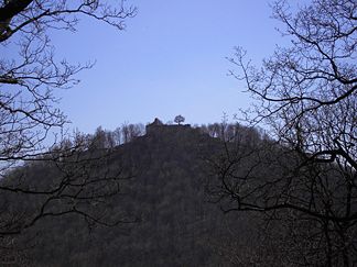 Burgruine Löwenburg auf dem Gipfel des Berges Löwenburg
