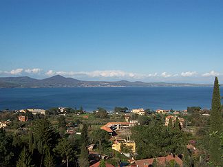 Blick über den Braccianosee auf die Sabatiner Berge