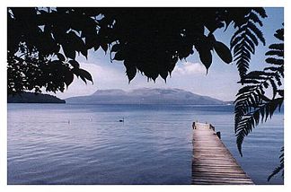 Der Mount Tarawera mit dem gleichnamigen See im Vordergrund