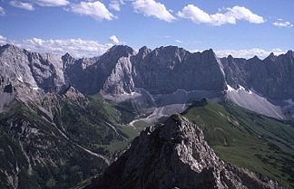 Laliderer Spitze von Norden, mit der markanten Herzogkante (rechts der Mitte)
