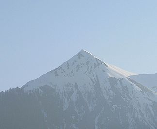 Blick auf den Lumkofel von der Ortschaft Obergail aus