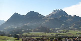 Moléson aus Nordosten (rechts) mit La Vudalla und Vanil Blanc links, im Tal der Schlosshügel von Gruyères.
