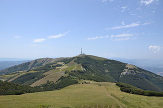 Blick vom Süden auf den Monte Nerone; am Giopfel die Sendeanlagen