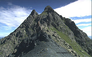 Das markante dunkle vulkanische Gestein mit den Mineralen Amphibolit und Serpentin.