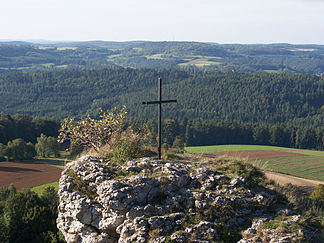 Kreuz auf einem Felsvorsprung der Neubürg