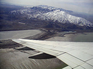 Das Oquirrh Gebirge von Nordost, unterhalb der Große Salzsee