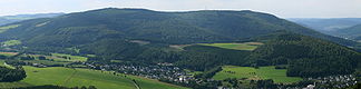 Blick vom Ginsterkopf nach Westen zuHeidkopf (links) und Olsberg (rechts)