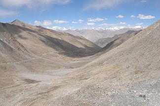 Das Saser Muztagh vom Khardung La in der Ladakh Range. Links Saser Kangri III und II.