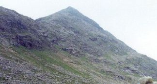 Der Gipfel des Sgor an Lochain Uaine, vom Kar An Garbh Coire aus gesehen.
