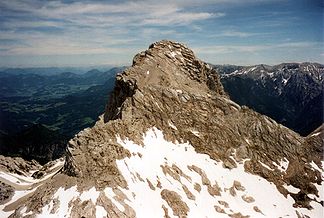 Westflanke der Spitzmauer vom Temlberg, teilweise verdeckt durch den Weitgrubenkopf (2.259 m)  im Vordergrund; links die Klinserschlucht