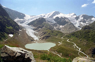 Gwächtenhorn (Mitte hinten), Blick vom Sustenpass über Steingletscher und Steinsee, ganz rechts der Steinlimigletscher