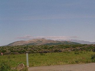 Tunga, gesehen von den Hraunfossar, dahinter Strútur und Eiríksjökull