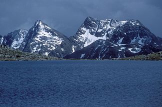 Die beiden höchsten Gipfel der Villgratner Berge, Weiße Spitze (2962m, links) und Rote Spitze (2956m, rechts) gesehen von Nordwesten vom Oberseitsee (2576m)