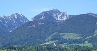 Hochsalwand (Mitte) mit Lechnerkopf, von Flintsbach aus gesehen, links der Wendelstein