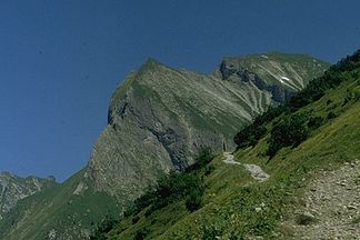 Himmelhorn mit seiner Südwand und dem Rädlergrat vom Weg von der Käseralpe zum Wildenfeld. Rechts der Vorgipfel des Schneck