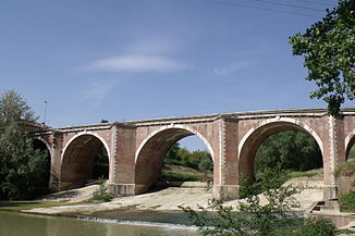 Der Fluss Arbia mit der Brücke Ponte d’Arbia in Ponte d’Arbia (Ortsteil von Monteroni d’Arbia)