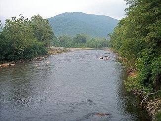 Entstehung des Black Fork durch den Zusammenlauf von Blackwater River (links) und Dry Fork (rechts) bei Hendricks, West Virginia.