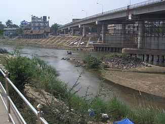 Moei-Fluss mit Friendship Bridge, Blick auf Myawaddy im Kayin-Staat