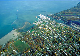Luftbild der Mündung des Conneaut Creek in den Eriesee in der Stadt Conneaut